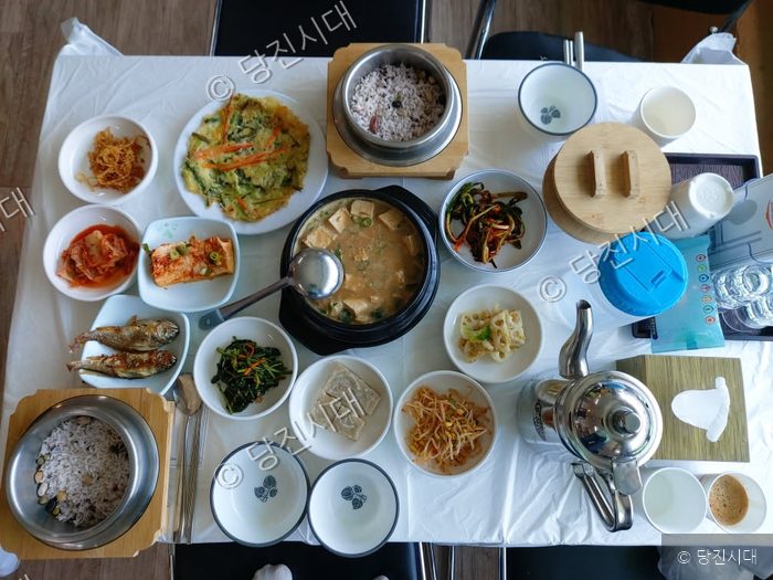 고대면 진관리 늘봄가든공원의 건강한 한식 밥상이 차려져 있다.