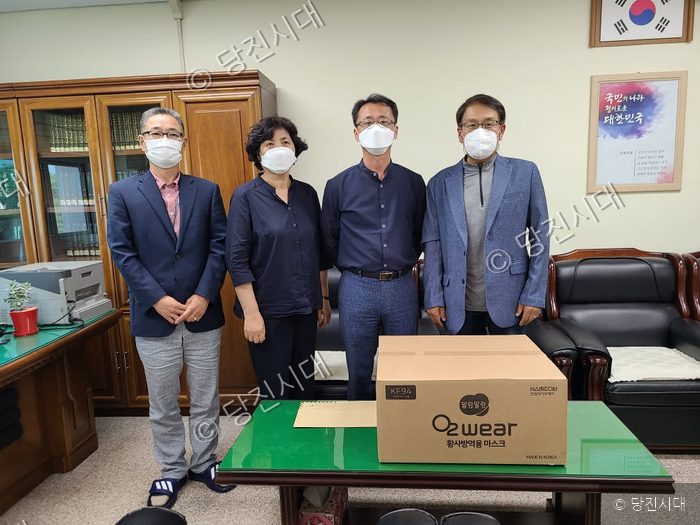 관계자들이 상록초에 마스크를 전달하고 있다.