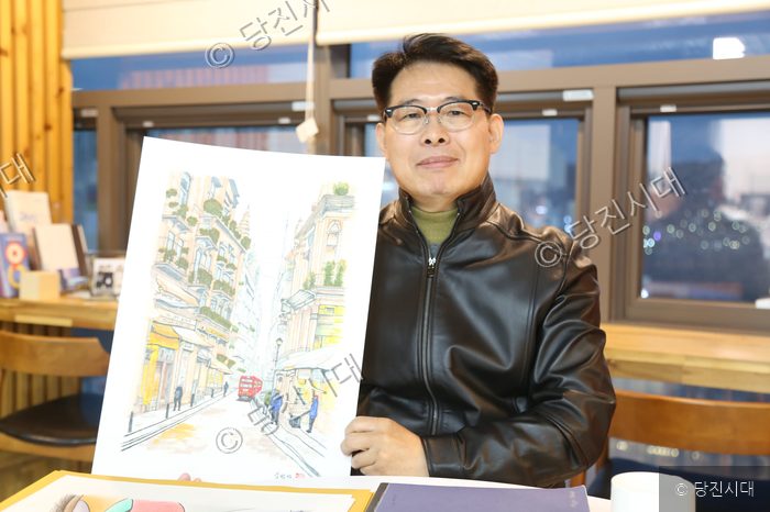 김범석 씨가 자신이 그린 어반스케치 작품을 들어 보이고 있다.