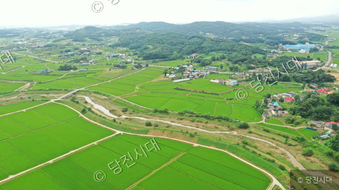 당진시 순성면 본2리의 탁 트인 마을 전경이 펼쳐져 있다.
