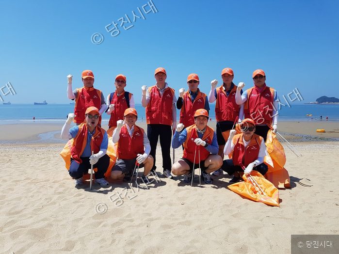 자원봉사자들이 해수욕장 일원에서 환경정화활동을 하고 있다.