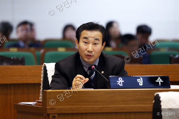 남성 의원이 의회 회의장에서 발언을 하고 있다.