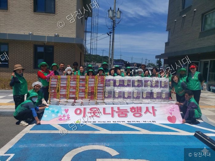 정미면 새마을회가 독거노인에게 전달할 밑반찬 나눔 행사를 진행하고 있다.