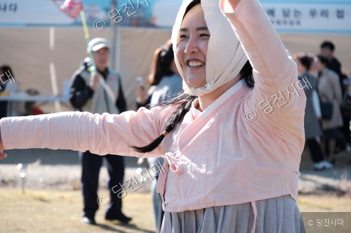 한복을 입은 박지원 군수가 밝게 웃으며 팔을 벌리고 있다.