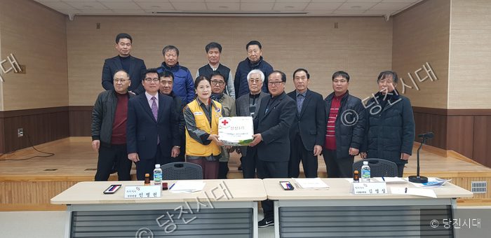 면천면 적십자봉사회 등 관계자들이 마을 주민들에게 후원 물품을 전달하고 있다.