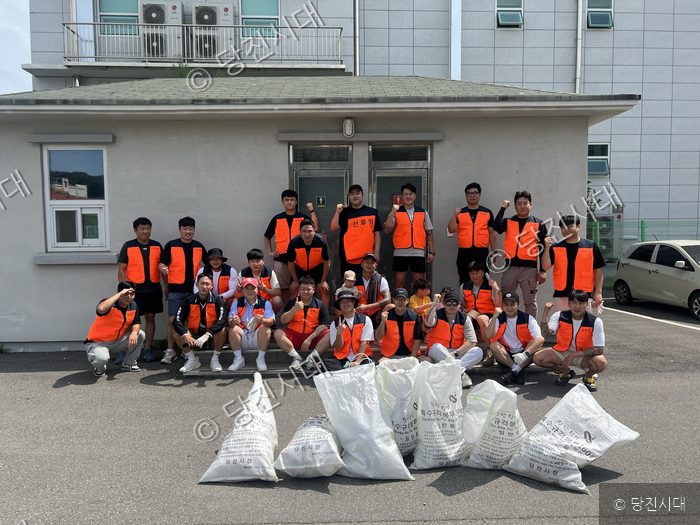 선후회 회원들이 당진천 환경정화 활동을 마친 뒤 기념 촬영을 하고 있다.