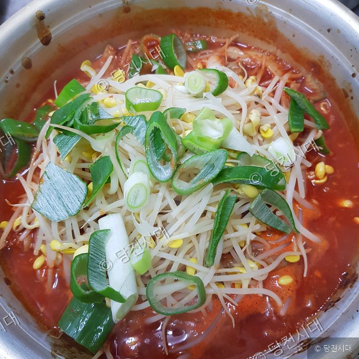 포차865에서 콩나물과 대파를 듬뿍 올린 매콤한 탕 요리를 끓이고 있다.