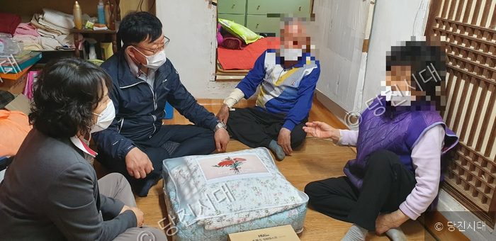 봉사자들이 당진시 송악읍의 한 가정에 방문하여 후원 물품을 전달하고 있다.
