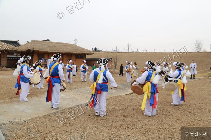 풍물단원들이 전통 의상을 입고 풍물놀이를 공연하고 있다.