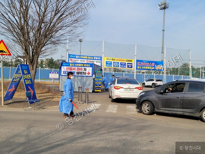 코로나19 임시 선별진료소에서 관계자가 안내를 하고 있다.
