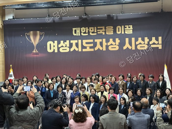 수상자들이 기념촬영을 하고 있다.