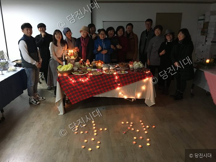당진 농부들이 테이블에 모여 송년파티를 즐기고 있다.