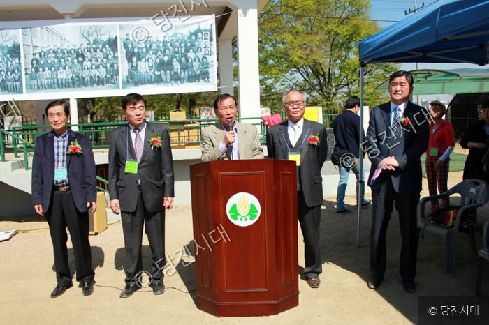 면천초등학교 동문회 행사에 참석한 이들이 축사를 하고 있다.