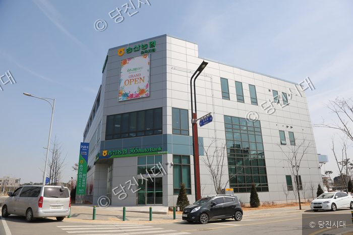 송산농협 유곡지점 건물이 도로변에 세워져 있다.