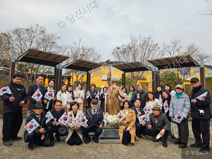 평화대사협의회 회원들이 3·1절을 기념해 태극기를 들고 기념촬영을 하고 있다.