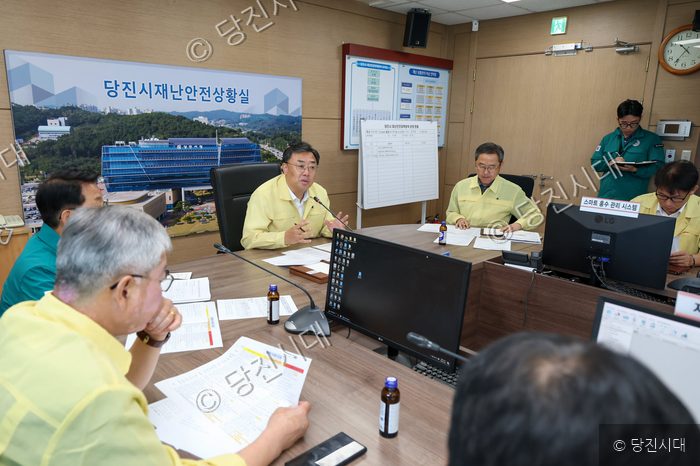 당진시청 재난안전상황실에서 관계자들이 모여 폭염 긴급점검회의를 진행하고 있다.