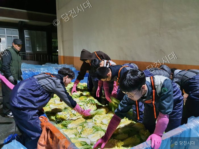 제철고 학생들이 김장 나눔 행사에서 배추를 다듬고 있다.