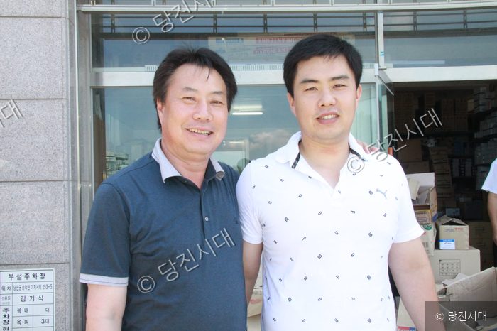 국일전기 김기식 대표가 직원과 함께 매장 앞에서 포즈를 취하고 있다.