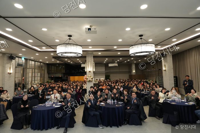 당진시노인복지관 행사에서 최태선 관장 등이 손가락 하트를 만들고 있다.
