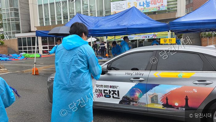 당진제일교회 어린이날 나눔행사 현장에서 우비를 입은 사람들이 활동하고 있다.