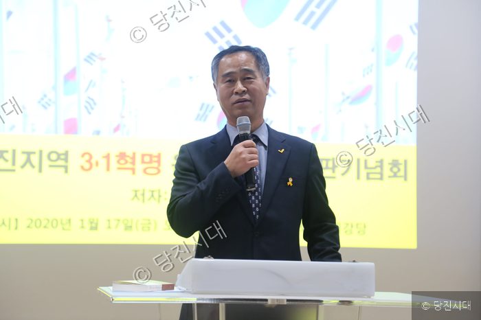김학로 씨가 무대 연단에서 마이크를 들고 발표하고 있다.