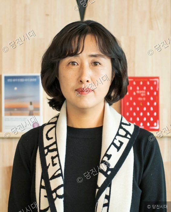 김양오 작가가 밝은 표정으로 카메라를 바라보고 있다.