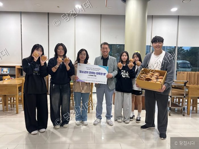청소년들이 직접 만든 빵을 전달하는 나눔 행사를 진행하고 있다.