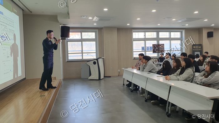 군인 강사가 학생들을 대상으로 부사관 설명회를 진행하고 있다.