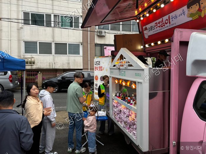 당진제일교회 어린이날 나눔행사에서 푸드트럭이 분식을 제공하고 있다.
