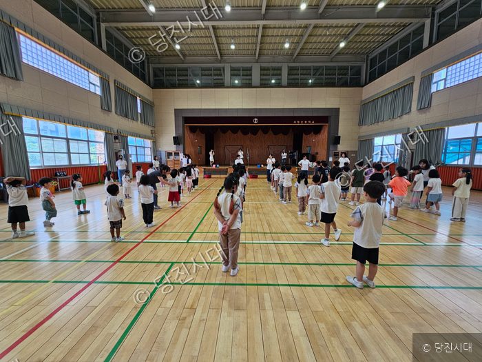 당진 서정초등학교 병설유치원 어린이들이 체육관에서 작은 운동회에 참여하고 있다.