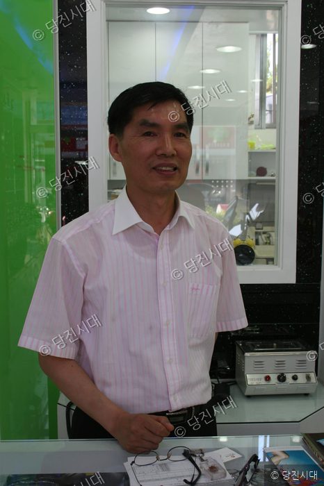 이정음 씨가 안경점 안에서 포즈를 취하고 있다.