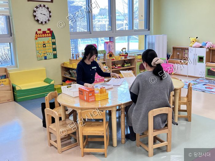 한 유치원에서 교사가 학부모와 상담을 진행하고 있다.