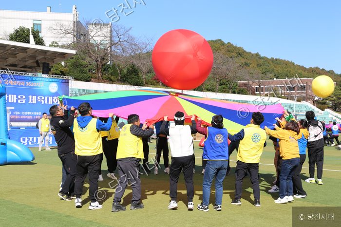 당진골드 로타리클럽 회원들이 한마음 체육대회에서 대형 공을 띄우고 있다.