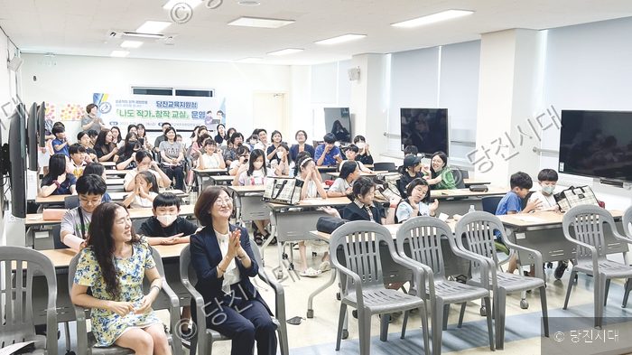 학생들과 학부모들이 당진교육지원청의 작가 창작 교실 프로그램에 참여하고 있다.