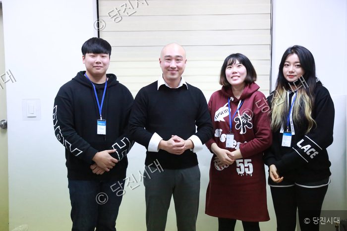 당진 지역 기업의 직원들이 밝은 표정으로 기념 촬영을 하고 있다.