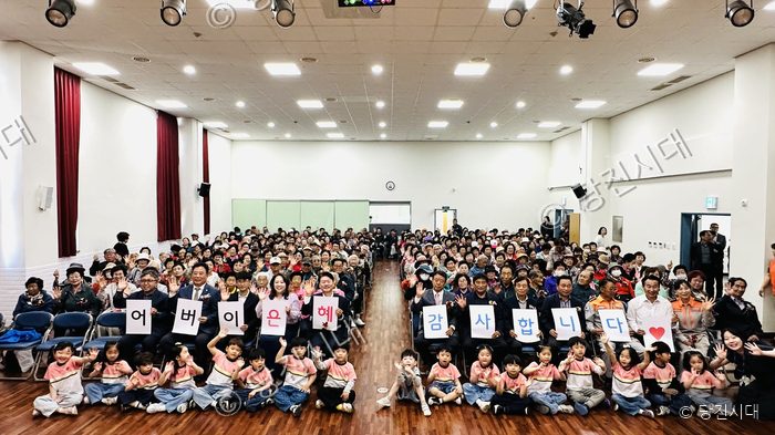 송산사회복지관에서 어버이날을 맞아 효 콘서트와 체험 행사가 열리고 있다.