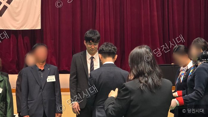 장애인의 날 기념행사에서 수상자가 표창을 받고 있다.
