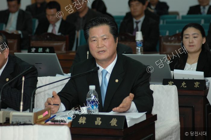 한창준 의원이 의회에서 발언하고 있다.