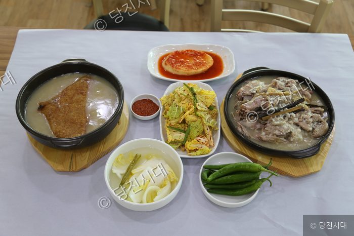 원당동 장수골에서 준비한 건강한 보양식 한 상이 차려져 있다.