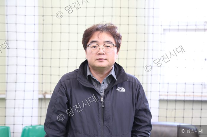 당진시족구협회 김명식 부회장이 실내에서 포즈를 취하고 있다.