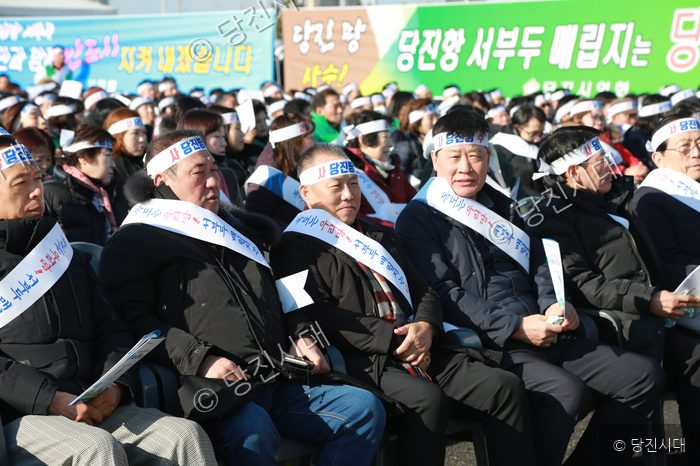 시민들이 머리띠와 어깨띠를 두르고 집회에 참석해 있다.