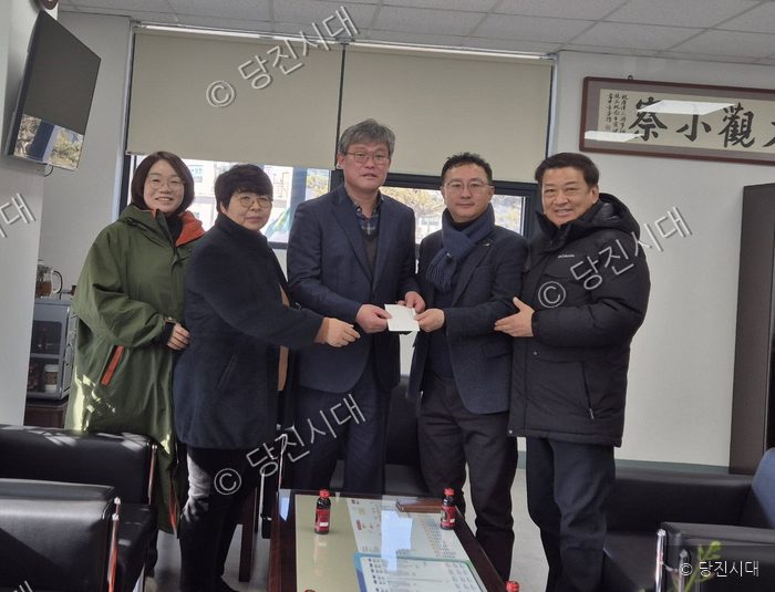 당진남녀의용소방대 관계자들이 당진3동에 이웃돕기 성금을 기탁하고 있다.