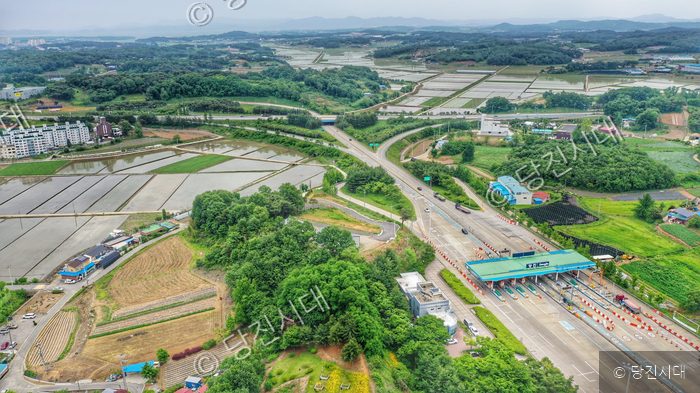 충남 당진의 한 도로와 톨게이트 주변 마을 풍경이 펼쳐져 있다.
