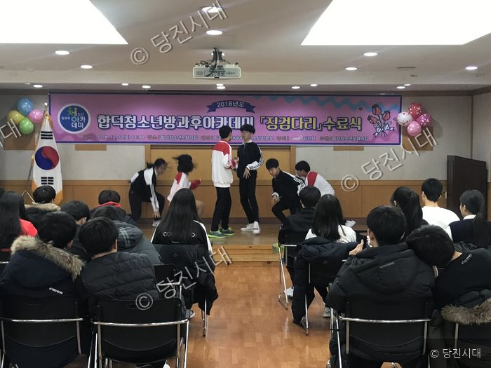 청소년들이 무대 위에서 댄스 공연을 펼치고 있다.