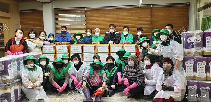 당진시 봉사자들이 김치를 담가 소외계층에게 전달하고 있다.