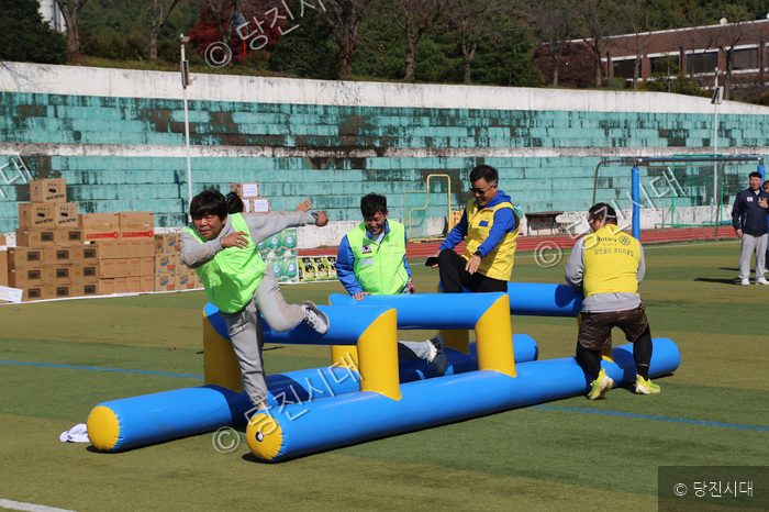 당진골드 로터리클럽 회원들이 운동장에서 장애물 에어바운스 경기를 하고 있다.