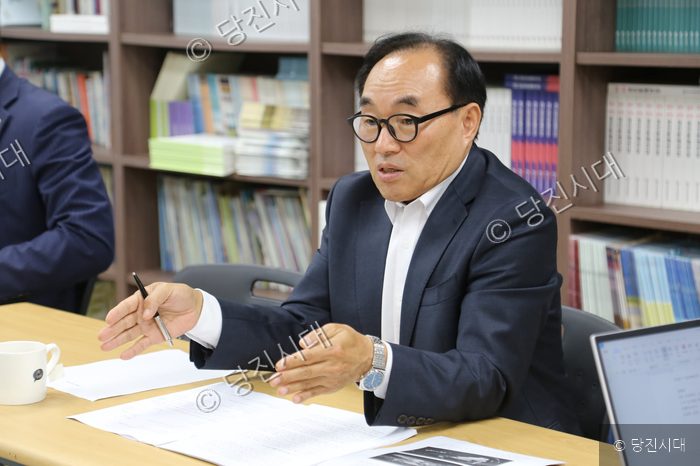 어기구 국회의원이 회의 테이블에서 손짓하며 발언하고 있다.