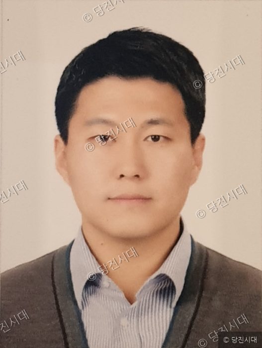 정수영 송악중 교사가 증명사진을 촬영하고 있다.