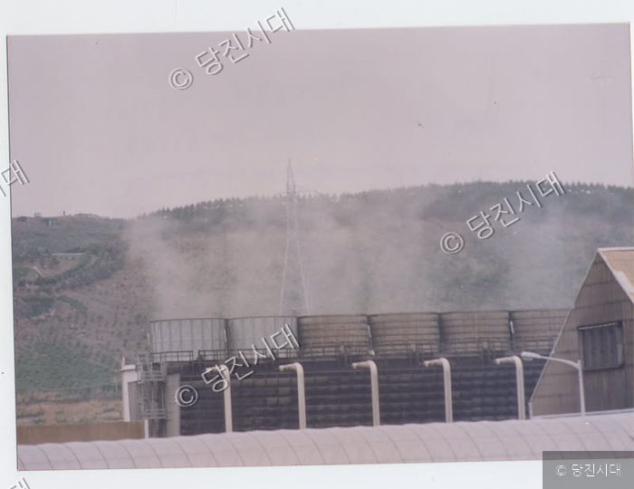 울산석유화학단지 공장의 냉각탑에서 증기가 피어오르고 있다.