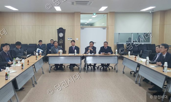 충청남도 농정부서 간부공무원과의 간담회가 회의실에서 진행되고 있다.